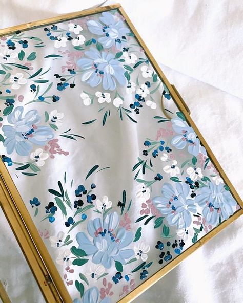 Jewellery Box Design Diy, Floral Painted Mirror, Flowers Painted On Mirror, Mirror Acrylic Painting, Flower Mirror Painting, Diy Mirror Painting Ideas, Painting On A Mirror, Jewelry Box Painting, Jewelry Box Painting Ideas