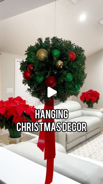 Ornament Chandelier Diy, Ceiling Christmas Decor, Christmas Balls Decorations Ideas, Christmas Ceiling Decorations, Diy Christmas Decor, Christmas Props, Crafty Christmas, Christmas Flower Arrangements, Christmas Balls Decorations