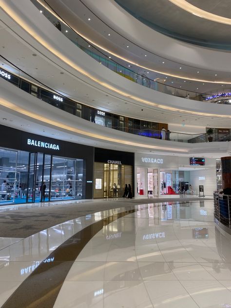 Rich Mall Aesthetic, Fashion Avenue Dubai Mall, Dubai Mall Aesthetic, Mall Concept, Package Aesthetic, Dubai Night, Shopping Mall Interior, Shopping In Dubai, Dubai Houses