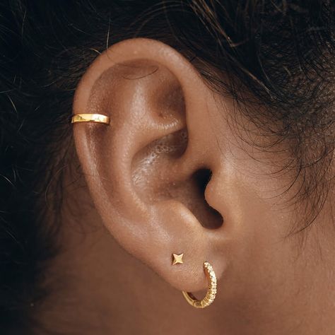 Cute Minimal Ear Piercings, Two Hole Earring Ideas, Simple Curated Ear, Curated Ear Piercing Minimalist Classy, Ear Piercing Inspo Simple, Double Lobe And Helix Piercing, Eating Stack, Ear Stacking Ideas Minimalist, 4 Ear Piercings