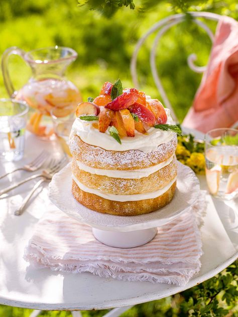 Peach Cake Decoration, Peach Birthday Cake, Peach Wedding Cake, Prosecco Cake, Bellini Cocktail Recipes, Mint Dessert, Food Moodboard, Cottagecore Recipes, Homemade Vanilla Cake