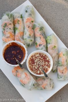 Shrimp and fresh herbs make these rolls a summertime delight! Vietnamese Fresh Spring Rolls, Chili Dipping Sauce, Resep Makanan Beku, Vietnamese Summer Rolls, Wraps Vegan, Sweet Chili Dipping Sauce, Fresh Spring Rolls, Resep Diet, Spring Roll