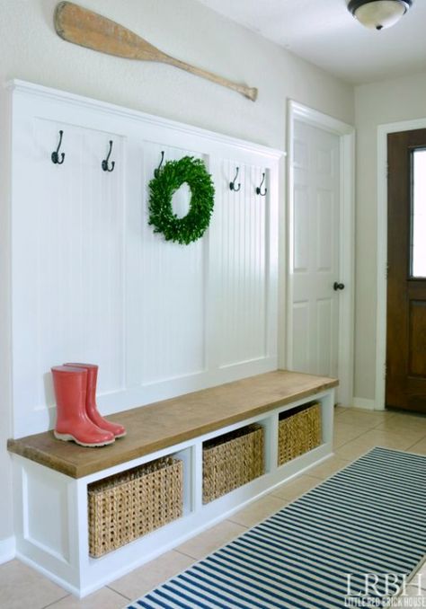 DIY Entryway Wardrobe with Storage.... http://www.completely-coastal.com/2016/10/simple-entryway-storage-ideas-with-benches.html Country Homestead, Realistic House, Mudroom Cubbies, Diy Bank, Entry Cabinet, Garage Entrance, Diy Entryway Bench, Mudroom Makeover, Side Entrance