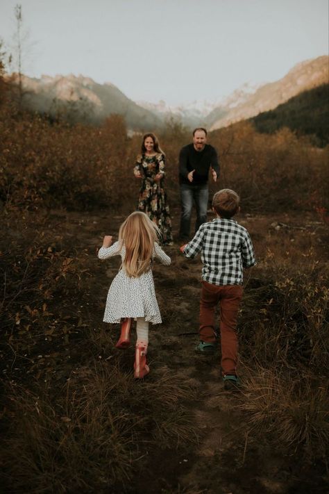 Family Photos Outdoor, Family Session Poses, Fall Photoshoot Family, Creative Halloween Costume Ideas, Outdoor Family Photoshoot, Outdoor Family Portraits, Big Family Photos, Cute Family Photos, Winter Family Photos