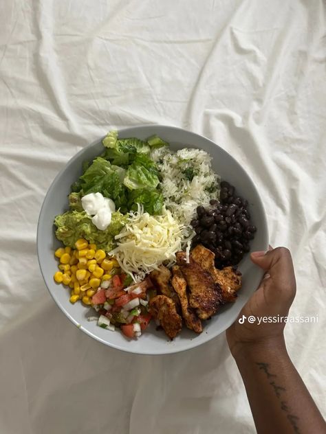 Chipotle Bowl, Plats Healthy, Healthy Lunch Snacks, Healthy High Protein Meals, Healthy Food Inspiration, Easy Healthy Meal Prep, Healthy Food Dishes, Healthy Food Motivation, Healthy Lifestyle Food