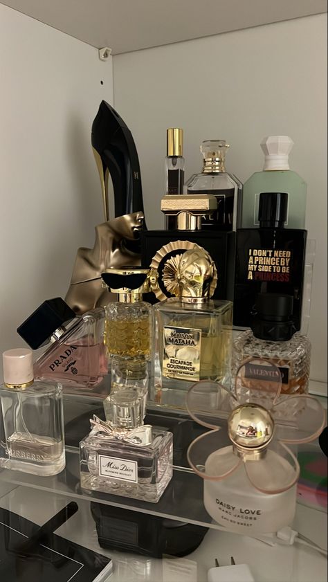 Classy Perfume For Women, Aesthetic Perfume Collection, Good Girl Perfume Aesthetic, Perfumes For Different Aesthetics, Expensive Perfume Aesthetic, Aesthetic Perfumes Pics, Classy Perfume Aesthetic, Perfume Collection Aesthetic, Fragrance Aesthetic