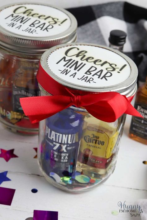 Liquor Bottle Gift Ideas, Mini Liquor Bottle Gift Ideas, Mini Bar In A Jar, Mini Alcohol Bottles Gifts, Alcohol Basket, Bottle Gift Ideas, Mason Jar Cocktail Gifts, Alcohol Gift Baskets, Liquor Gift Baskets