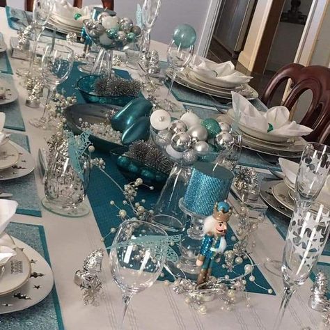 Christmas Table Settings Blue And Silver, Teal Christmas Table Decor, Teal Christmas Decorations, Aqua Christmas, Teal Christmas, Christmas Decora, Setting Inspiration, Pretty Christmas Decorations, Christmas Table Setting