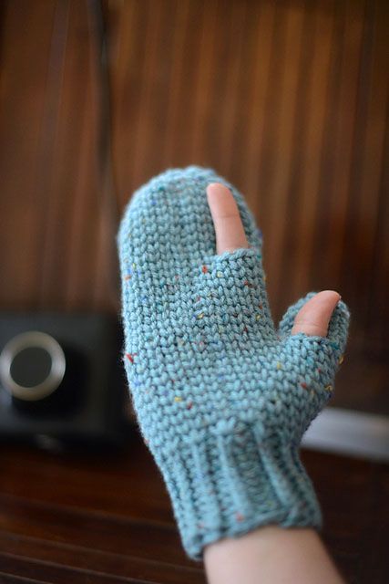 If you live in a cold area and have both a passion for photography and a knack for crocheting, here's a fun project for you: photography mittens. Carmen Ja Knitting Gloves Pattern, Crochet Mitts, Confection Au Crochet, Gloves Pattern, Crochet Fingerless Gloves, Crochet Mittens, Crochet Winter, Mittens Pattern, Crochet Gloves