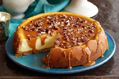 This gorgeous Praline Cheesecake combines the taste of pralines and cream in a cheesecake and and is very easy to make. Drizzle the caramel over the top and you have a winner for dessert! Praline Cheesecake, Pralines And Cream, Biscuits Graham, Pop Cake, Turtle Cheesecake, Caramel Recipes, Kraft Recipes, Vanilla Wafers, What To Cook