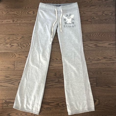 Y2K Vintage American Eagle Light Grey Flare Sweatpants Grey Flared Sweatpants, Flared Sweatpants Outfit, Grey Flare Pants Outfit, Aeropostale Flare Sweatpants, Flare Sweatpants Outfit, Grey Flare Sweatpants, 2000s Sweatpants, Sweatpants Flare, Flare Sweat Pants