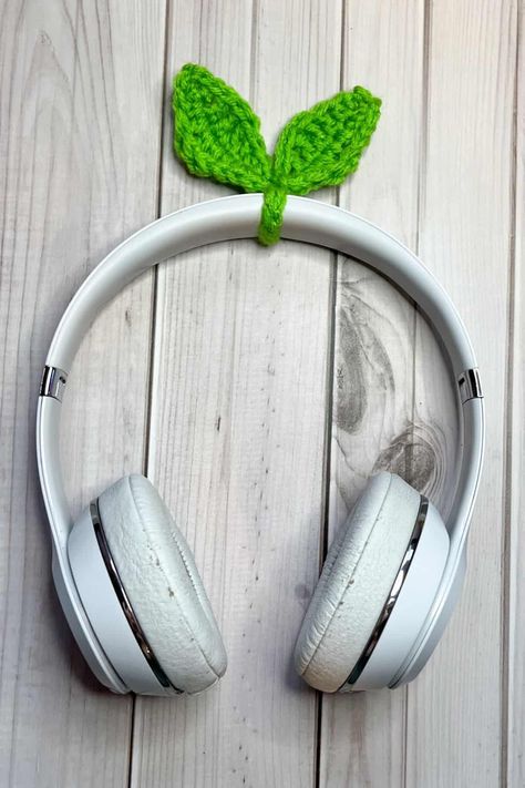 Crochet Headphone Accessories, Headphone Sprout, Crochet Spring Patterns, Beginner Stitches, Crochet Tutorial Pattern, Crochet Frog, Market Ideas, Crochet Plant, Crochet Leaves