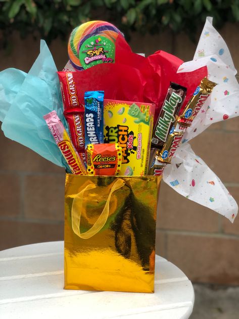 Candy Bar Bouquet Diy, Make A Candy Bouquet, Birthday Candy Bouquet, Candy Bar Bouquet, Performance Gift, Candy Gift Baskets, Candy Bouquet Diy, Candy Grams, Teacher Gift Baskets