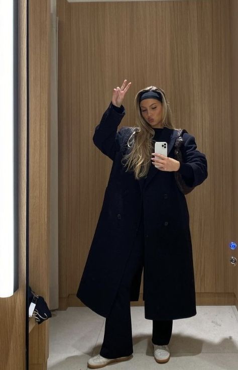 Pea Coat Outfits Women Casual, Black Long Coat Aesthetic, Peacoat Winter Outfit, Long Coat And Hoodie Outfit, Long Jacket Winter Outfit, Oversized Black Trench Coat Outfits, Black Coat Outfits For Women Winter, Winter Outfits Cool Girl, Long Black Coat Outfit Winter Casual