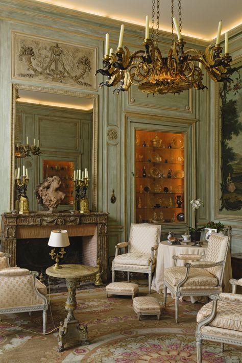 Louis Xiv Interior Design, Louis Xv Style Interior, French Chateux Interior, Louis Xvi Style Interior, Gilded Age Interiors, Victorian Salon, Vintage Salon Decor, Chateau Interior, Rococo Interior