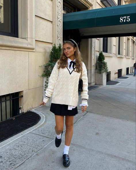 Old Money Paris Outfit, Ivy Style Women Preppy, Grace Foley Hair, Preppy Old Money Outfits Aesthetic, Ivy League Outfits Women, Modern Preppy Outfits, Nutcracker Inspired Outfit, Preppy New York Outfits, Ivy League Outfits