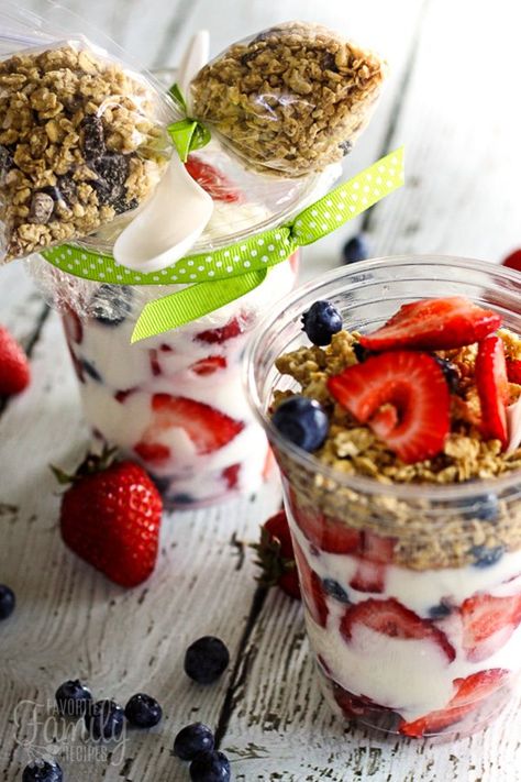 Grab and Go Make Ahead Breakfast Parfaits Parfait For A Crowd, Breakfast Parfait Recipes, Yogurt Parfait Recipe, Fruit And Yogurt Parfait, Breakfast Parfait, Breakfast Granola, Granola Parfait, Parfait Breakfast, Fruit Parfait