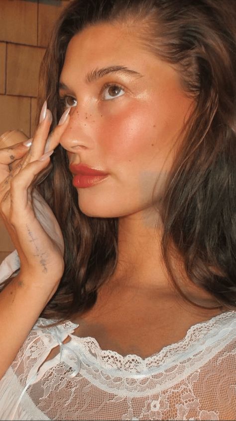 Hailey Bieber's Sun-Kissed Makeup Routine Is the Prettiest Spring Inspo Make Up Sposa, Hailey Rhode Baldwin, Sunkissed Makeup, Latest Makeup Trends, Berry Lips, Body Hair Removal, Lip Hair, Latest Makeup, Celebrity Makeup Artist