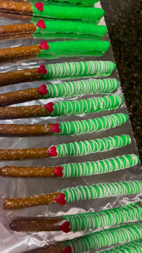 Grinch Party Treats, Grinch Theme Dessert Table, Grinch Themed Party Food, Grinch Theme Treats, Grinch Chocolate Covered Pretzels, Grinch Pretzel Rods, Grinch Pretzels, Christmas Themed Chocolate Covered Pretzels, Cute Christmas Desserts Grinch