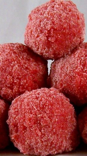 Raspberry Balls ~ It's incredibly simple... uses only 4 ingredients. Jello Gelatin (You can use any flavor Gelatin), coconut, sweetened condensed milk, almond extract. Raspberry Balls, Sweetened Condensed Milk Recipes, Condensed Milk Recipes, Raspberry Recipes, Candy Recipes Homemade, Christmas Candy Recipes, Milk Recipes, Tea Cakes, Sweets Treats