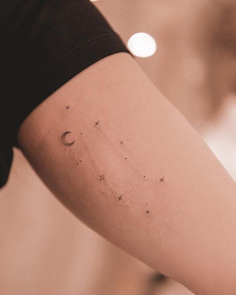 30+ Unique Gemini Tattoo Ideas for Women and Men Gemini Tiny Tattoo, Gemini Constellation Tattoo Hand, Genimi Tattoo, Gemini Constilation Tattoo, Gemini Tattoo Stars, Constellation Tattoo Gemini, Gemelli Tattoo, Tattoos For Gemini, Gemini Constellation Tattoo Stars