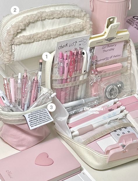 pic creds: @kiooooria / ID: 948244439 <3 Study Materials Aesthetic, Coquette Stationary, Coquette School Supplies, Binder School, Stationary Aesthetic, Coquette School, Early College, Studying Stationary, Pink Academia