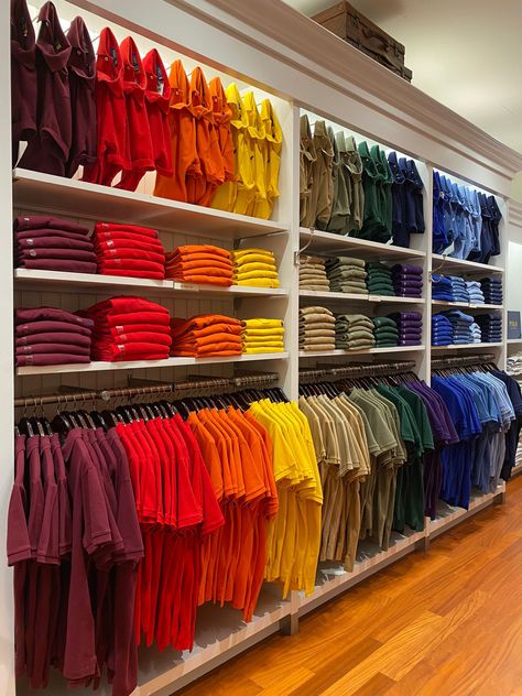 Visual Merchandising Ideas Clothing Store Displays, Tshirt Display Ideas Retail, Visual Merchandising Fashion, Ralph Lauren Store, Clothing Store Displays, Clothing Store Design, Tshirt Display, Visual Merchandising Displays, Merchandising Displays