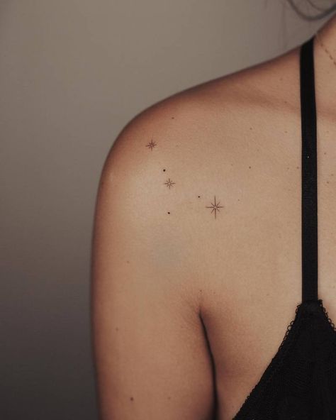 Zodiac Constellation Tattoo, Star Tattoo On Shoulder, Star Constellation Tattoo, Aesthetic Tattoo Ideas, Sparkle Tattoo, Small Star Tattoos, Twin Tattoos, 20 Aesthetic, Constellation Tattoo