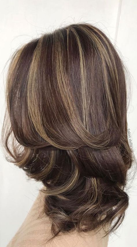 Dark Hair Color Ideas Highlights, Highlights Brown Hair Layered Hair, Blond Highlights Layered Hair, Dark Brown Hair With Highlights 90s, Hairlights In Brown Hair, Highlights Brown Hair Colorful, Brown Hair Color Ideas With Highlights, Mesh Hair Color, Colourful Highlights Brown Hair