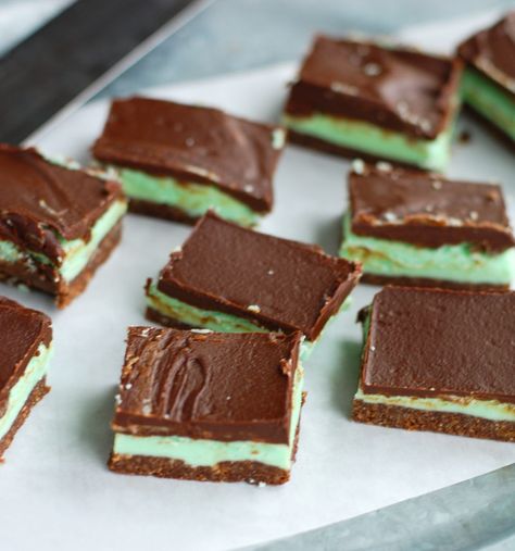 Fudgy Homemade Brownies, Mint Buttercream, Brownies Caramel, Mint Chocolate Desserts, Chocolate Graham Cracker Crust, Chocolate Mint Brownies, Fudge Brownie Recipe, Mint Brownies, Brownie Toppings