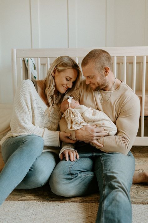 Family Photos Baby, Newborn Photo Ideas, Newborn Family Pictures, In Home Newborn Session, Foto Newborn, Lifestyle Newborn Photos, Newborn Photography Boy, Newborn Family Photography, Baby Pictures Newborn