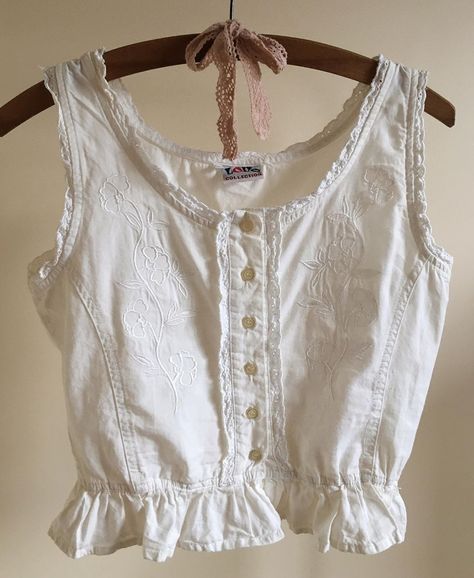 Shop Rosy Smoke on Instagram: “Vintage cream embroidered prairie top 🌾  Absolutely gorgeous, vintage prairie-style top. Cream color with white lace at the edges. Floral…” Mode Boho, Prairie Style, Magnolia Pearl, Other Countries, Yohji Yamamoto, Style Outfits, White Blouse, Lace Tops, Email Address