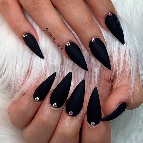 27 Matte Black Nails That Will Make You Thrilled | Page 6 of 6 Stiletto Nails Short, Black Stiletto Nails, Matte Black Nails, Stiletto Nail Art, Black Acrylic Nails, Gothic Nails, Goth Nails, Stiletto Nails Designs, Makijaż Smokey Eye