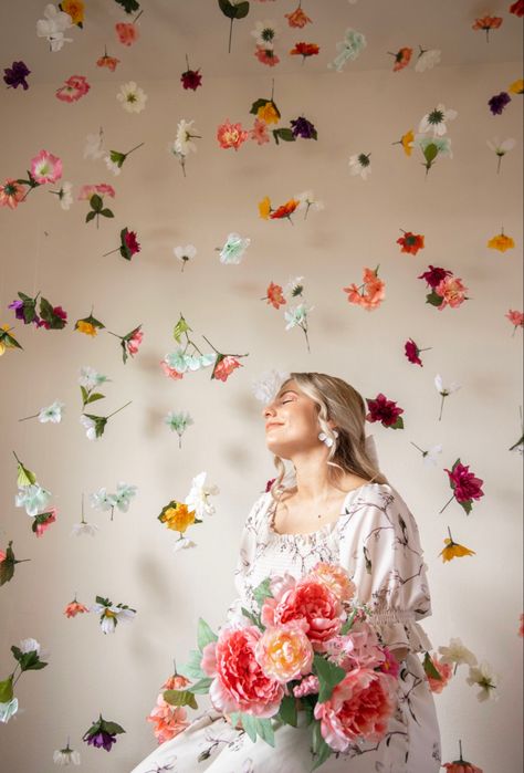 Mother Day Photoshoot, Mother Day Photoshoot Mini Sessions, Photography Studio Decor, Boho Mother, Photoshoot Backdrops, Spring Photoshoot, Flower Photoshoot, Preschool Gifts, Floating Flowers