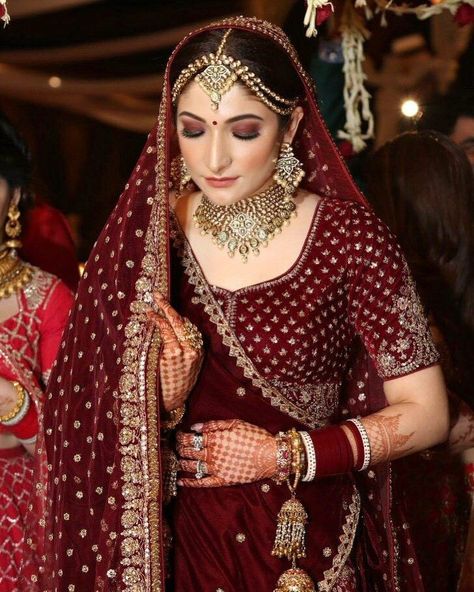 Photo of Winter bridal makeup with maroon smokey eye Maroon Smokey Eye, Winter Bridal Makeup, Maroon Dress Makeup, Maroon Bridal Lehenga, Maroon Makeup, Makeup Artist Course, Maroon Lehenga, Bold Eyebrows, Becoming A Makeup Artist