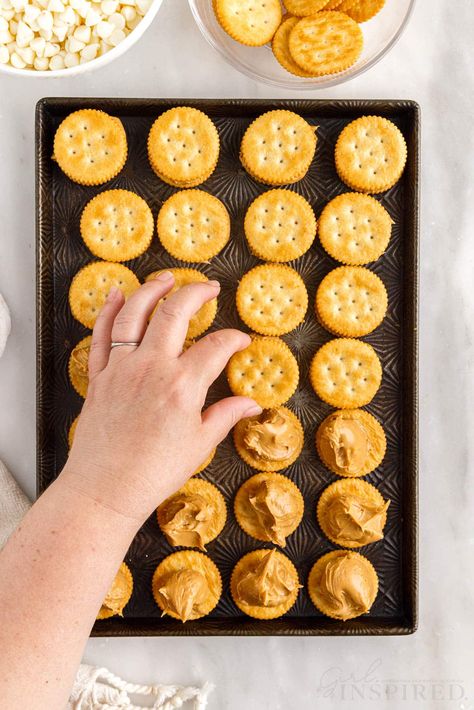 Chocolate dipped peanut butter Ritz cracker cookies are so addictive and make the best Christmas goodies and edible gifts! Creamy peanut butter stuffed between two buttery crackers, dipped in silky chocolate, what more could you ask for? Dipped Peanut Butter Ritz, Peanut Butter Ritz Crackers, Ritz Cracker Cookies, Ritz Cracker, Cracker Cookies, Chocolate Candy Melts, Peanut Butter Bars, Chocolate Bomb, Xmas Cookies