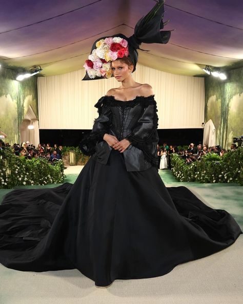 Vogue France | Sleeping beauty part 2: @Zendaya chose not one but two looks for the red carpet tonight. Here, she took to the Met steps for a second time… | Instagram Haute Couture Alexander Mcqueen, Zendaya Met Gala, Met Gala Outfits, Gala Outfit, Red Carpet Beauty, Isabelle Huppert, Met Gala Red Carpet, Best Red Carpet Looks, The Met Gala