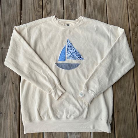 Comfort colors crewneck with a patchwork sailboat hand-sewn by me using fabric scraps. (In the image there is embroidery on the cuff, there will be no embroidery on your order). - Crewneck color: Ivory - Unisex - Size up for an oversized fit! - Content: 80% Ring Spun Cotton & 20% Polyester - Care: machine wash, cold, separately, use non-chlorine bleach if needed, tumble dry, normal, low heat, do not iron, do not dry clean Fabric Embroidered Sweatshirt, Sweatshirt Designs Diy, Patchwork On Hoodie, Embroidery Top Designs, Patch Work Clothes, Diy Crewneck Sweatshirt Ideas, Sewn Shirts, Patch Work Sweatshirt, Old Clothes Diy Upcycling