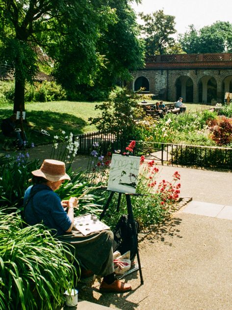 the cutest old lady painting in london Grandma Lifestyle, Grandma Vibes, Cool Grandma Aesthetic, Older Woman Aesthetic, Old Lady Aesthetic, Old Woman Aesthetic, Cool Old Lady, Eccentric Old Lady Aesthetic, Old Lady