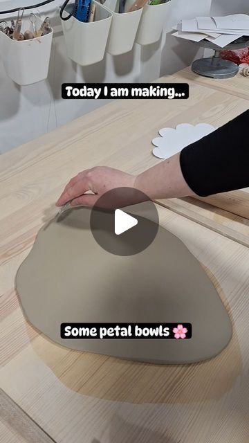 Hand Building Pottery Bowl, How To Make A Ceramic Bowl, Pottery Bowl Shapes, Spring Pottery Ideas, Clay Ceramics Ideas, What To Make Out Of Clay, Diy Ceramic Bowl, Spring Ceramics, Beginners Ceramics