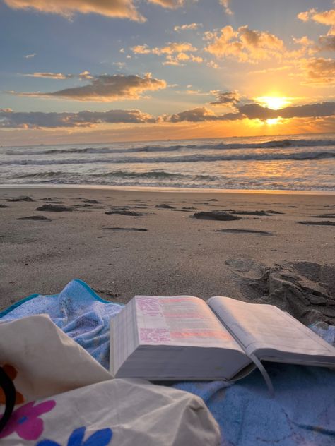 beach picnic bible study with sunrise Vision Board Images, Beach Date, Summer Feeling, American Beauty, Alam Yang Indah, Summer Dream, Summer Photos, Summer Pictures, Beach Aesthetic