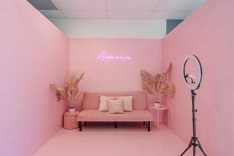 Influencer Set Up, Pink Podcast Studio, Small Makeup Studio, Influencer Room, Podcast Room, Selfie Studio, Photo Studio Design, Podcast Setup, Makeup Studio Decor