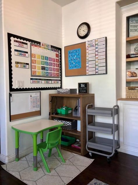 School Setup At Home, Preschool Classroom Set Up At Home, Bedroom Homeschool Space, Homeschool In Small House, Home School Small Space, Homeschool For Small Spaces, Kindergarten Desk Setup At Home, Homeschool Desk Ideas Small Spaces, Desk For Kindergartener At Home