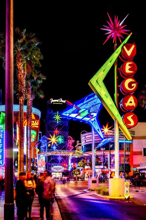 Las Vegas At Night, Vegas Wedding Invitations, Container Park, Las Vegas Wedding Invitations, Vegas Aesthetic, Los Vegas, Vegas Lights, Las Vegas Photography, Old Vegas