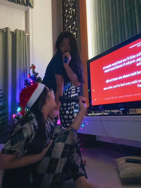 Christmas Karaoke Aesthetic, Xmas Sleepover Aesthetic, Best Friends Christmas Aesthetic, Au Pair Life Aesthetic, Cozy Christmas With Friends, Christmas Activity Aesthetic, Xmas Party Aesthetic, Christmas Summer Aesthetic, Aesthetic Christmas Friends