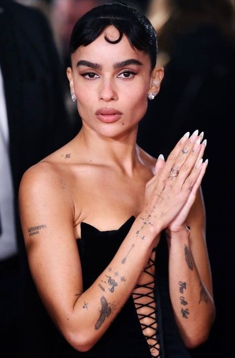 Zoe Kravitz Tattoos, Audrey Hepburn Hair, Zoe Kravitz Style, Zoe Isabella Kravitz, Tattoos Infinity, Zoë Kravitz, Tattoos Geometric, Zoe Kravitz, Dainty Tattoos