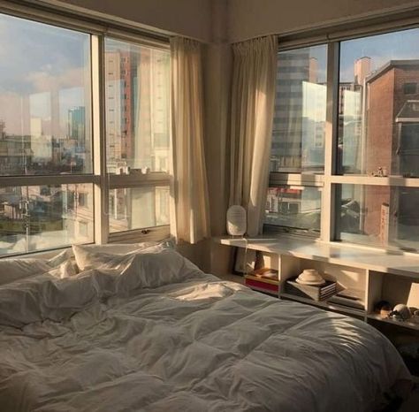 minimalist high rise apartment interiors, simple small space design, instagram aesthetic bedroom decor Deco Studio, Design Blogs, Room Goals, Aesthetic Rooms, Trendy Bedroom, Design Del Prodotto, Dream Apartment, Decor Minimalist, Design Living Room