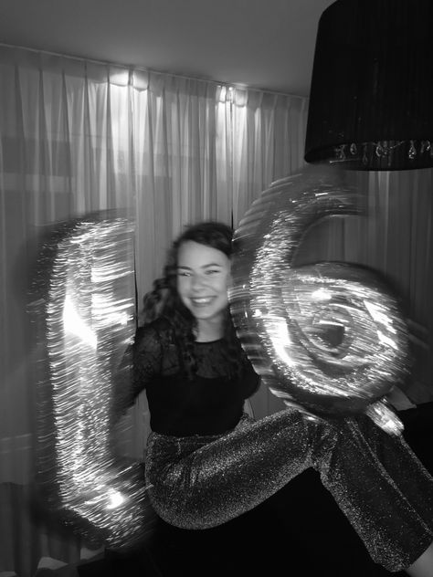 Birthday Poses With Balloons, Birthday Number Balloons Photo Ideas, Number Balloons Photoshoot, 21st Birthday Pictures, Balloons Pictures, Glitter Outfits, Helium Balloons Birthday, Bday Pics, Birthday Balloons Pictures