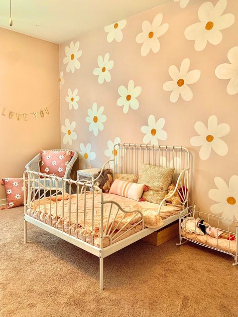 Painted Flower Wall Nursery, Diy Painted Daisy Wall, Daisy Painted Wall, Paint Daughters Room, Daisy On Wall, Ikea Minnen Bedding, Diy Flower Wall Paint, Daisy Toddler Bedroom, Daisy Bedroom Decor