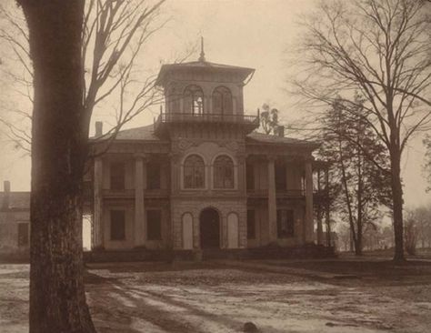 The Most Terrifying Ghost Story In Alabama Nature, Abandoned Homes, Abandon Mansions, Double Windows, Abandoned Plantations, Abandoned Structures, Tuscaloosa Alabama, Antebellum Homes, Haunted History